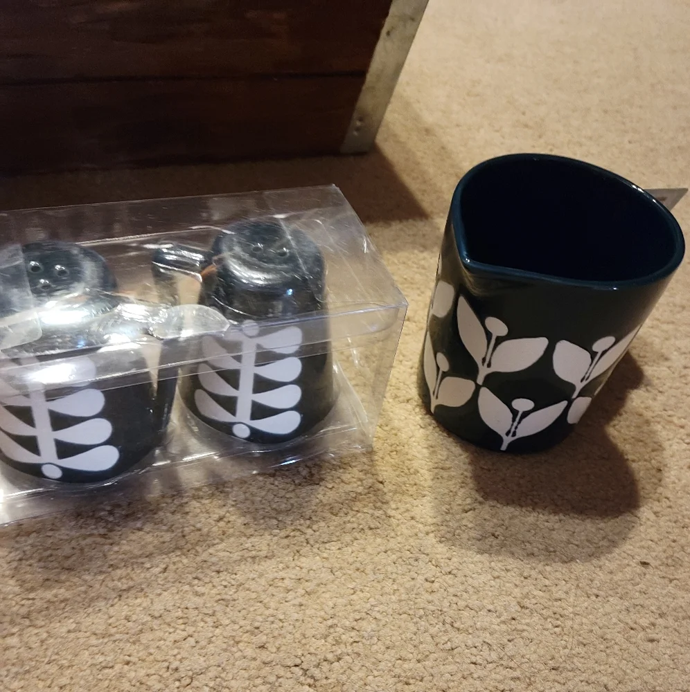 Julia Salt & Pepper and Creamer 3 Piece Set New Navy Blue White floral